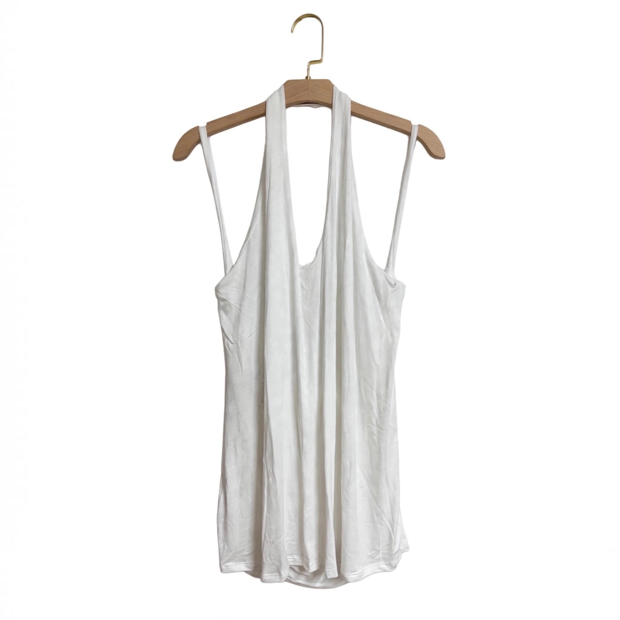 Top halter blanco de las cucadas de erisa con escote en V y espalda descubierta en percha de madera