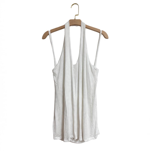 Top halter blanco de las cucadas de erisa con escote en V y espalda descubierta en percha de madera