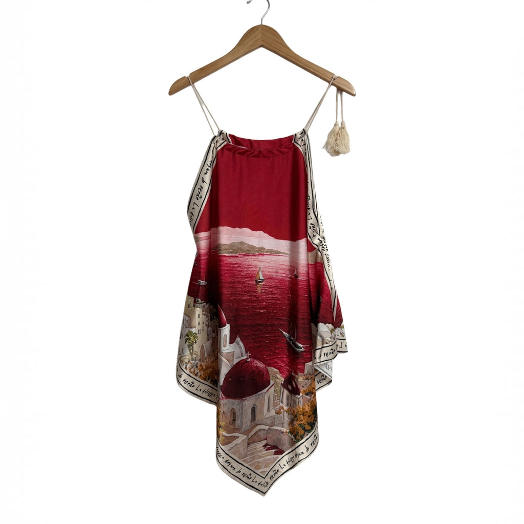 Top tipo pañuelo las cucadas de erisa en rojo con estampado de paisaje costero, tirantes finos y borlas decorativas.