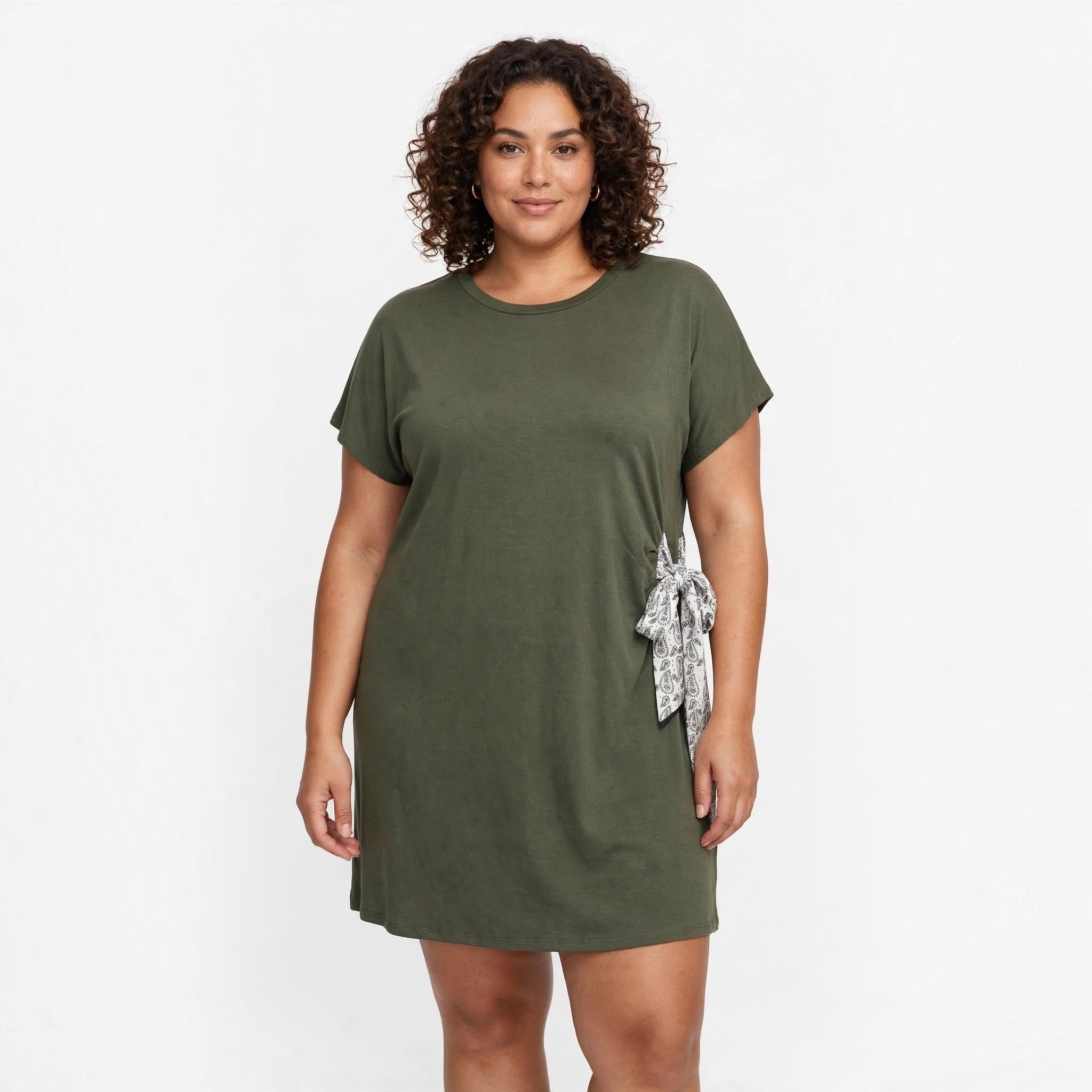 Modelo con vestido corto verde oliva de las cucadas de erisa con lazada lateral estampada y corte relajado