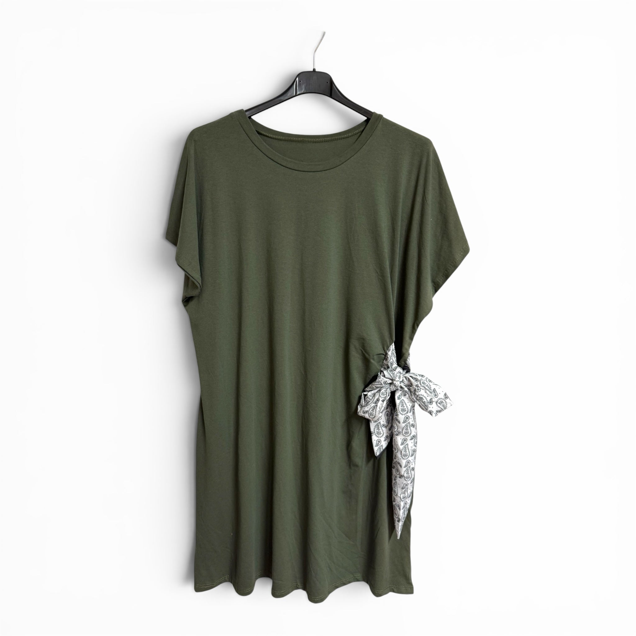 Vestido casual corto verde de las cucadas de erisa con manga corta y detalle de lazo lateral estampado tipo pañuelo