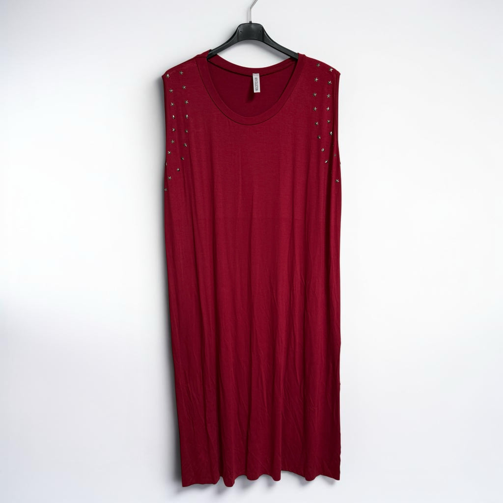 Vestido largo burdeos sin mangas de las cucadas de erisa con tachuelas metálicas decorativas en los hombros.