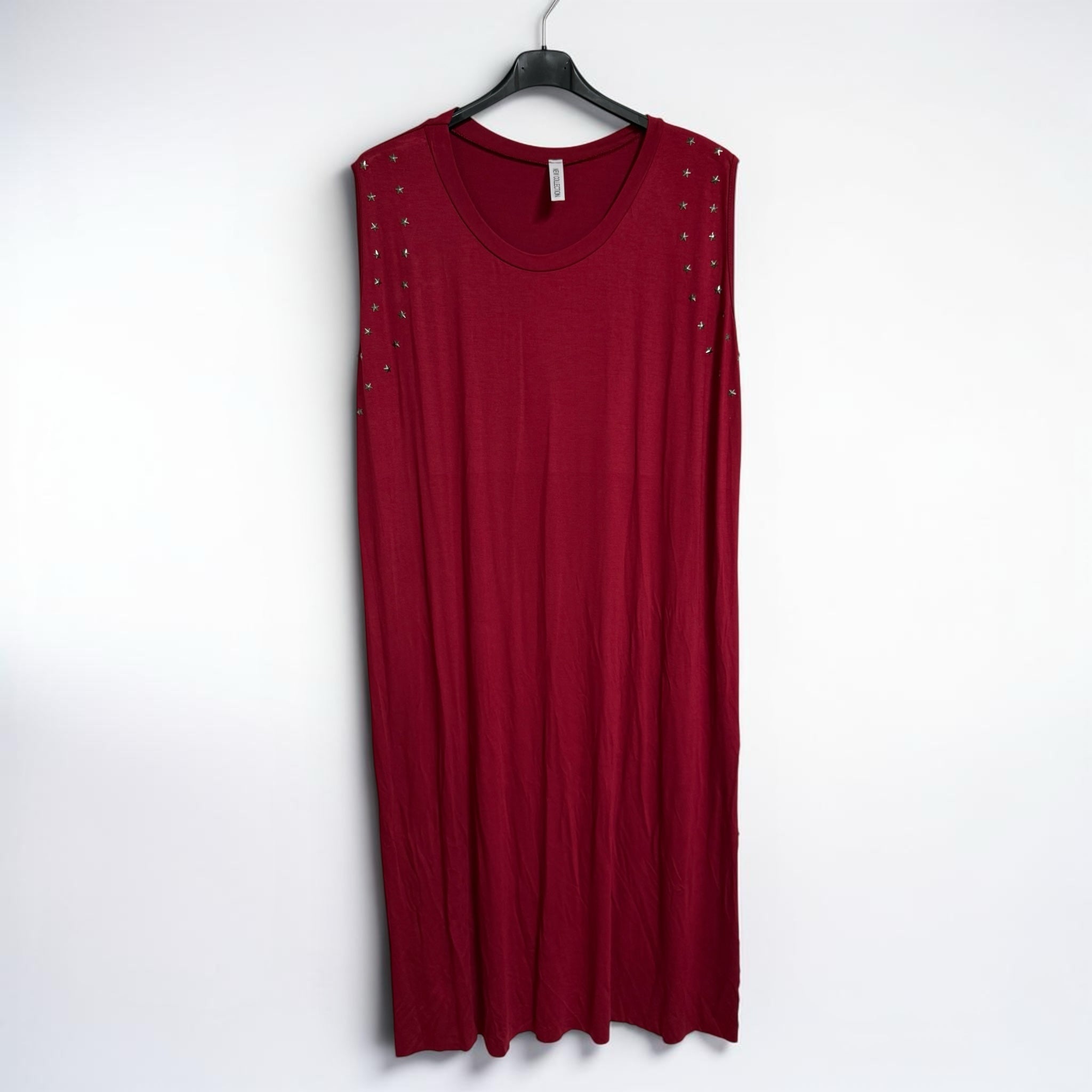 Vestido largo burdeos sin mangas de las cucadas de erisa con tachuelas metálicas decorativas en los hombros.