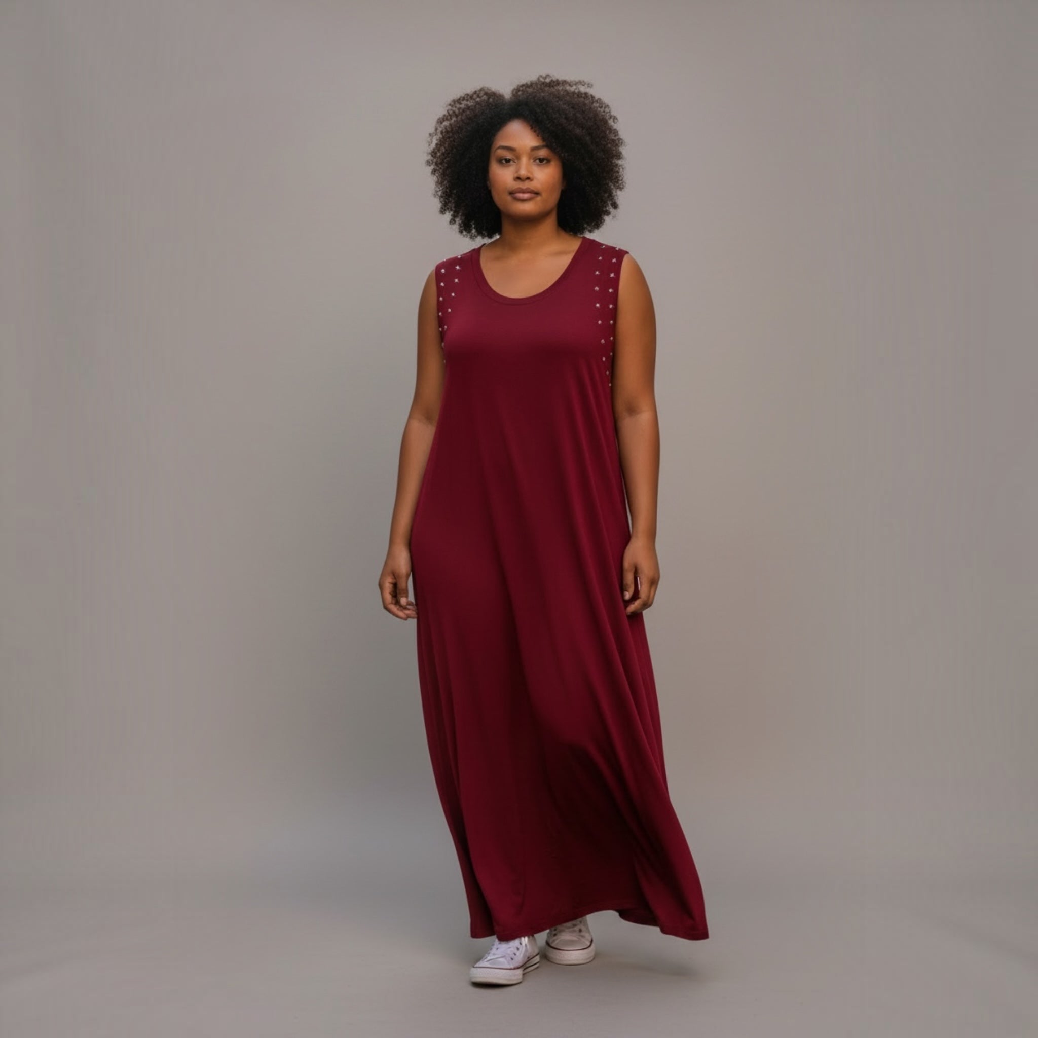 Modelo con vestido largo burdeos sin mangas de las cucadas de erisa con detalles de tachuelas metálicas en hombros