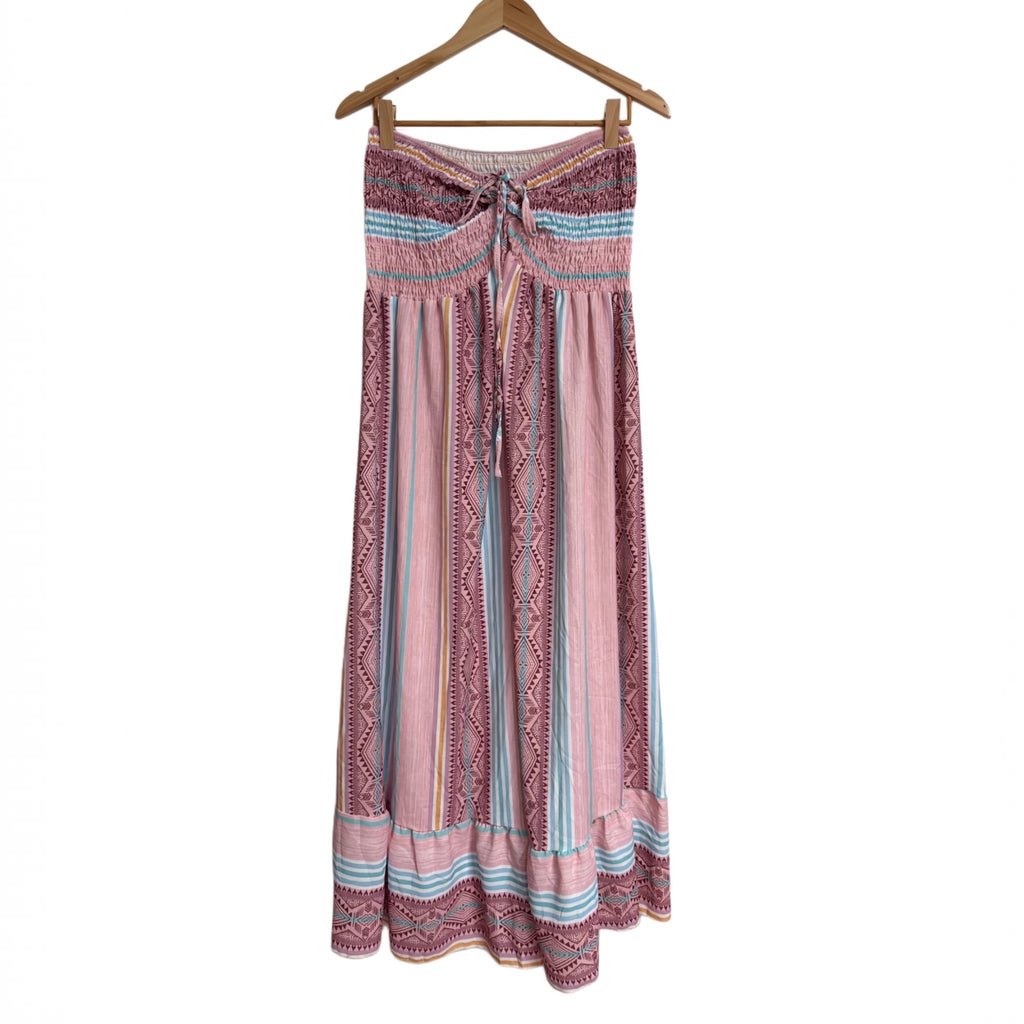 Vestido largo palabra de honor las cucadas de erisa con estampado étnico, rayas y cuerpo elástico tipo nido de abeja.