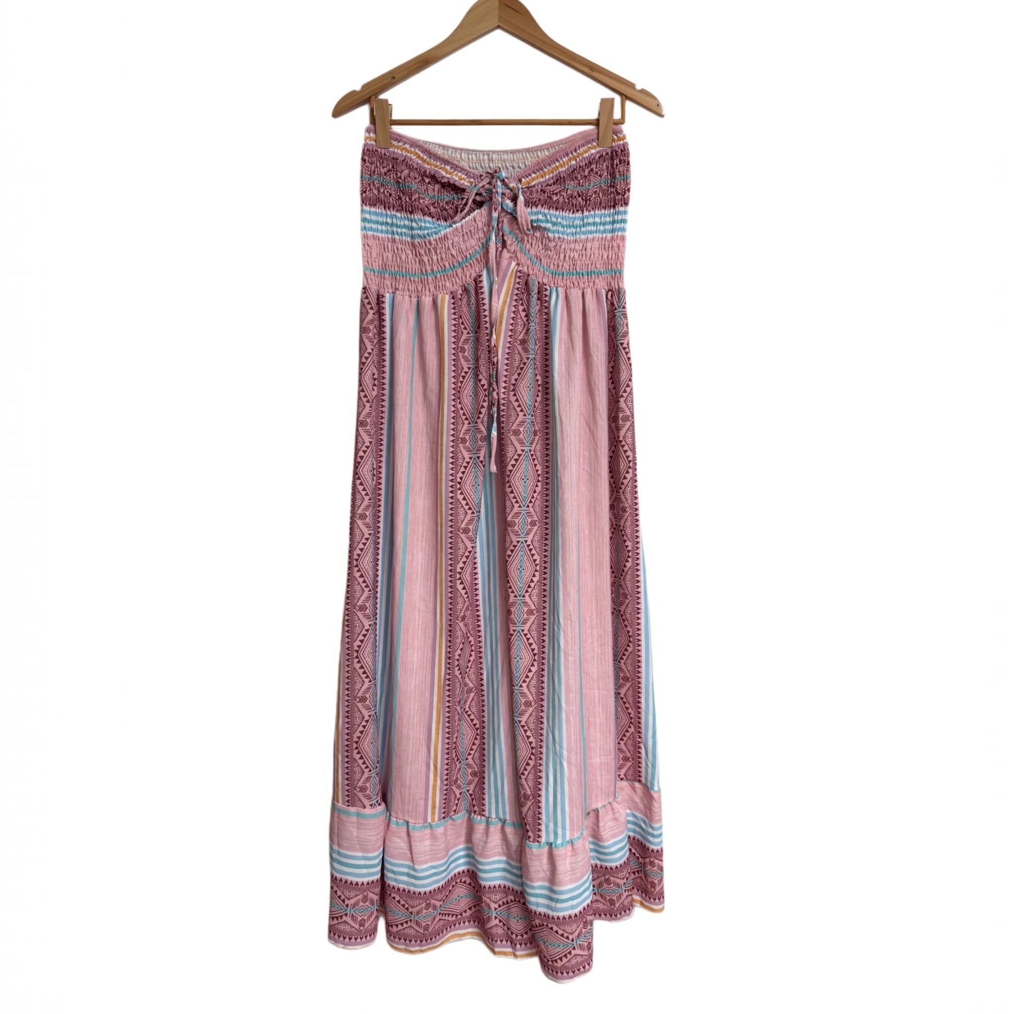 Vestido largo palabra de honor las cucadas de erisa con estampado étnico, rayas y cuerpo elástico tipo nido de abeja.
