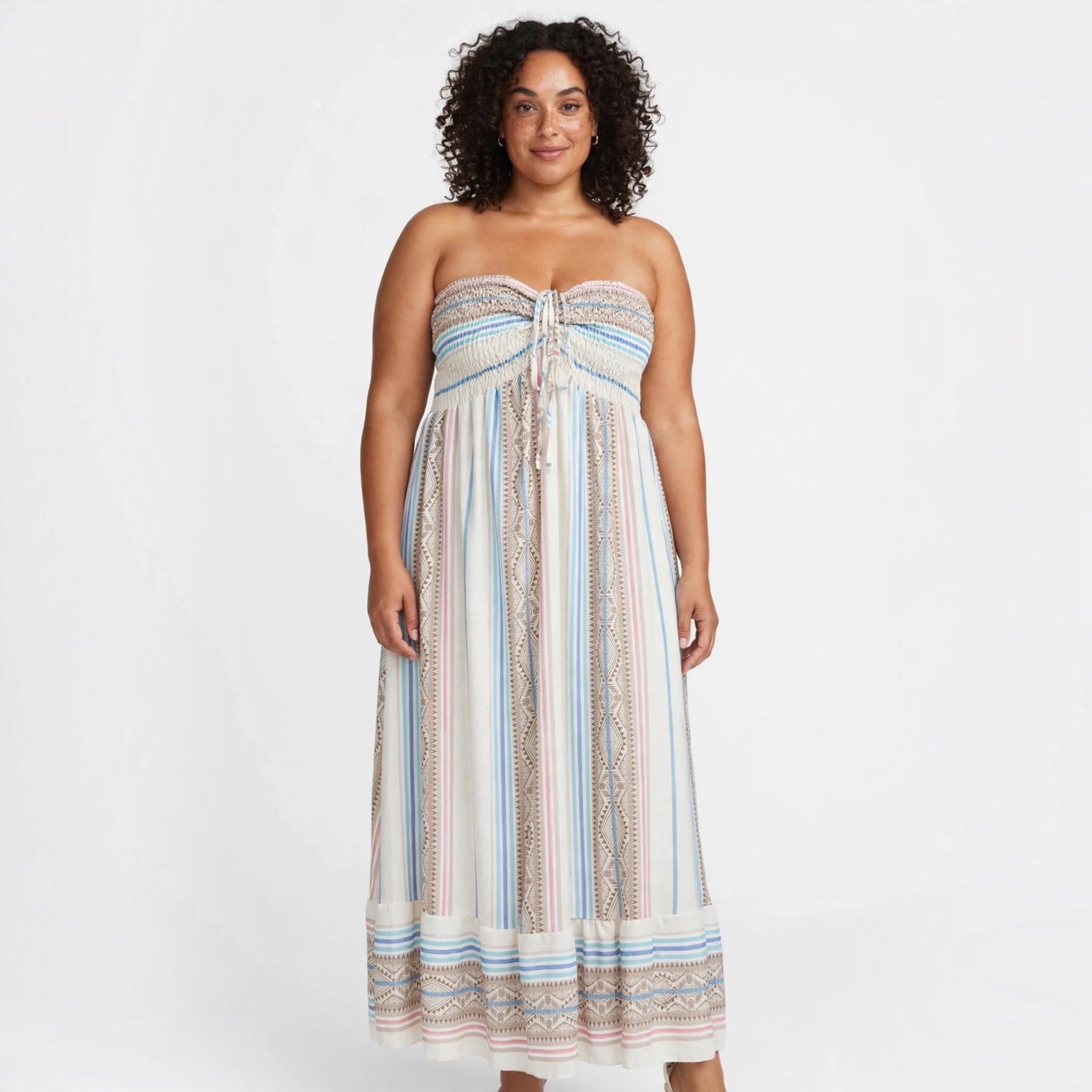 Modelo con vestido largo palabra de honor las cucadas de erisa, estampado étnico de rayas y cuerpo elástico nido abeja
