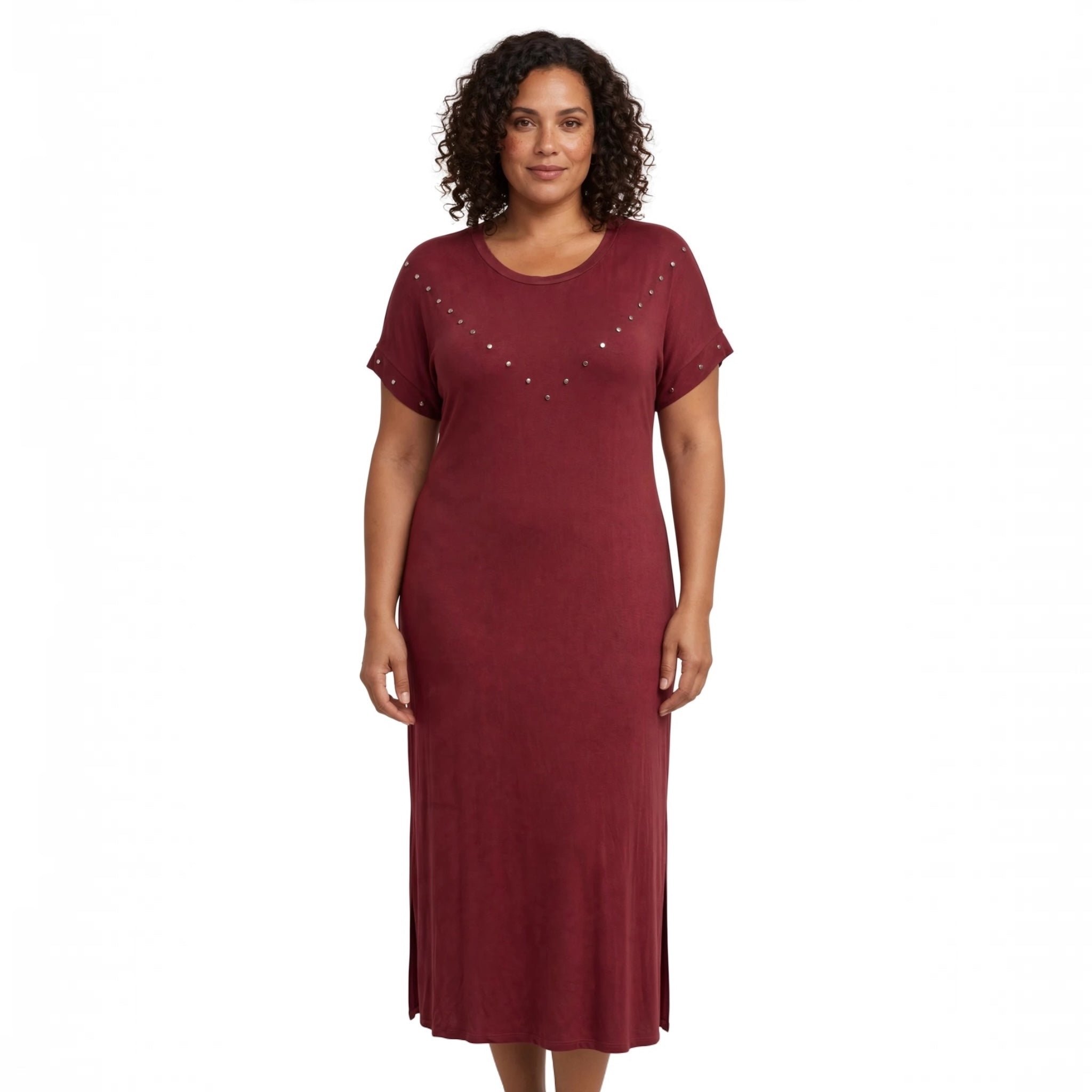 Modelo con vestido midi burdeos de las cucadas de erisa, manga corta, tejido fluido y tachuelas metálicas en el pecho.