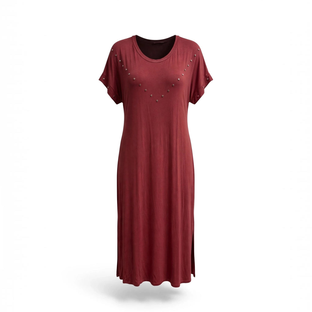 Vestido midi las cucadas de erisa color burdeos con tachuelas metálicas en el pecho y mangas, corte relajado.