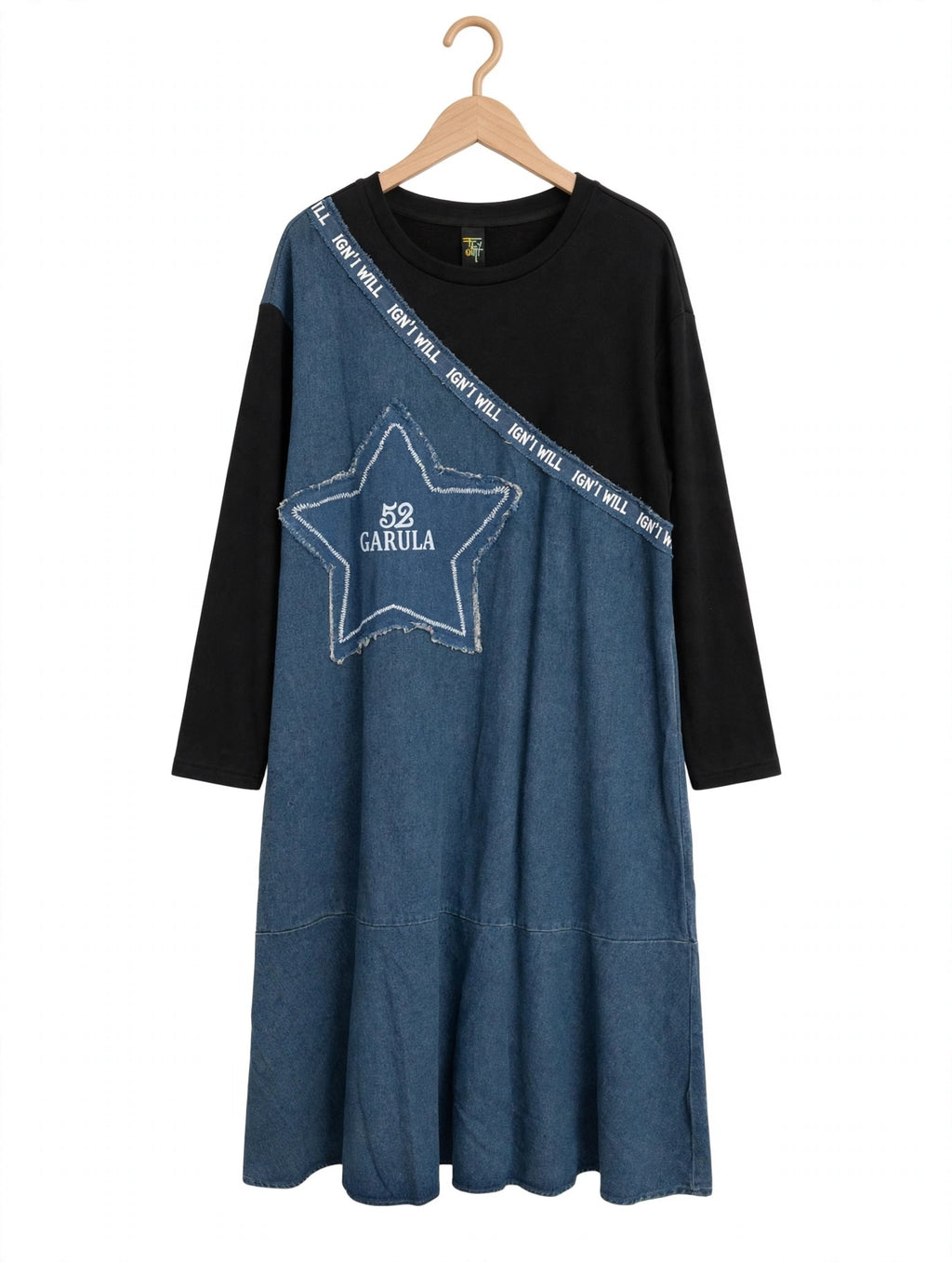 Vestido midi las cucadas de erisa de algodón y denim con diseño asimétrico, detalle de estrella y texto decorativo
