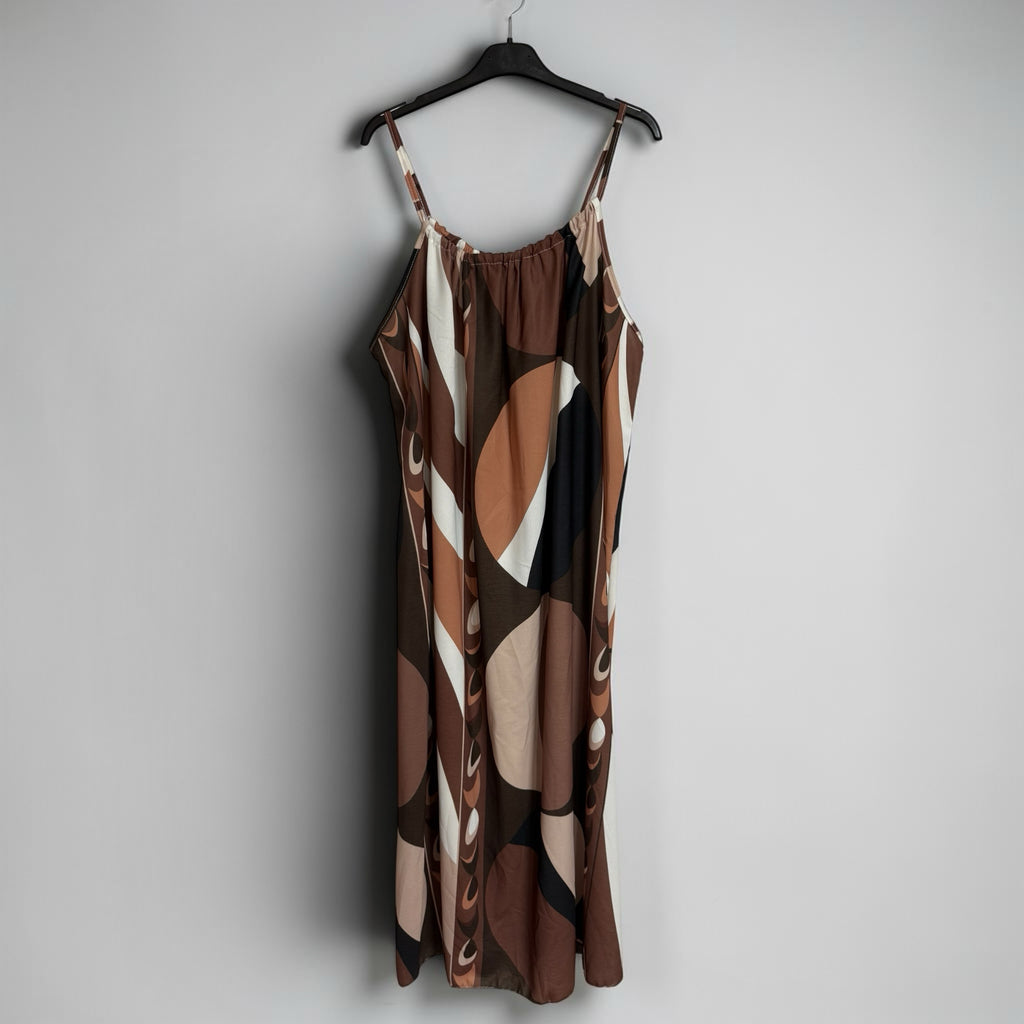 Vestido midi de tirantes las cucadas de erisa con estampado geométrico en tonos tierra, chocolate y crema.