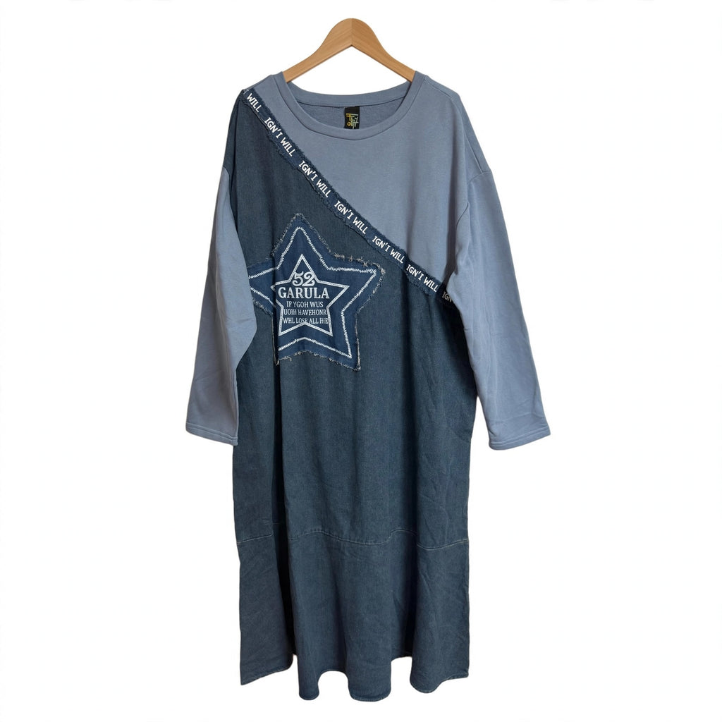 Vestido midi las cucadas de erisa gris azulado con manga larga, parche de estrella y banda decorativa con texto