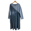 Vestido midi las cucadas de erisa gris azulado con manga larga, parche de estrella y banda decorativa con texto