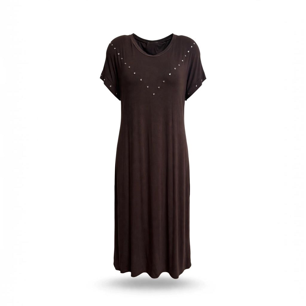 Vestido midi las cucadas de erisa en color marrón con tachuelas metálicas en forma de V y mangas cortas