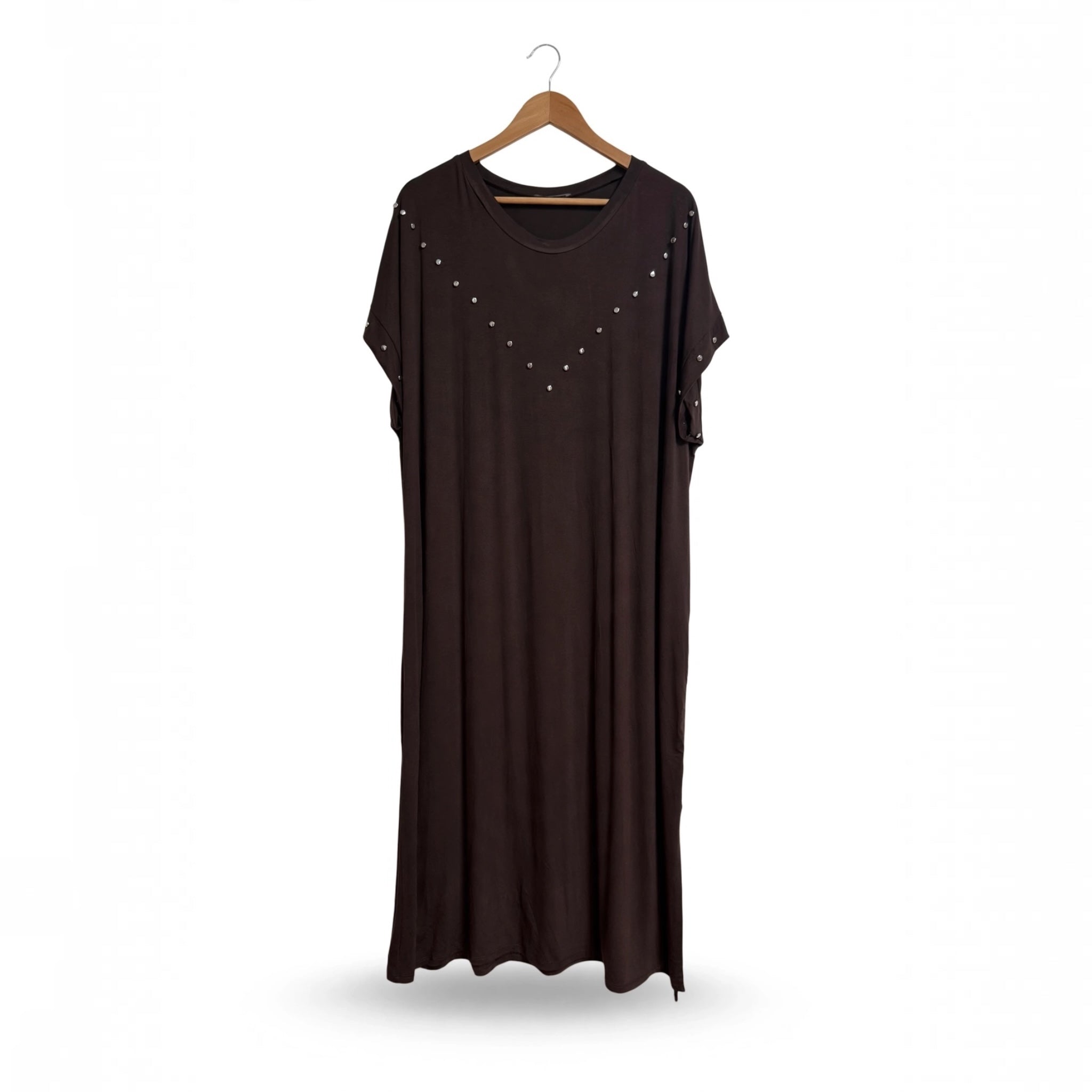 Vestido midi las cucadas de erisa negro de manga corta con tachuelas metálicas en forma de V y aberturas laterales