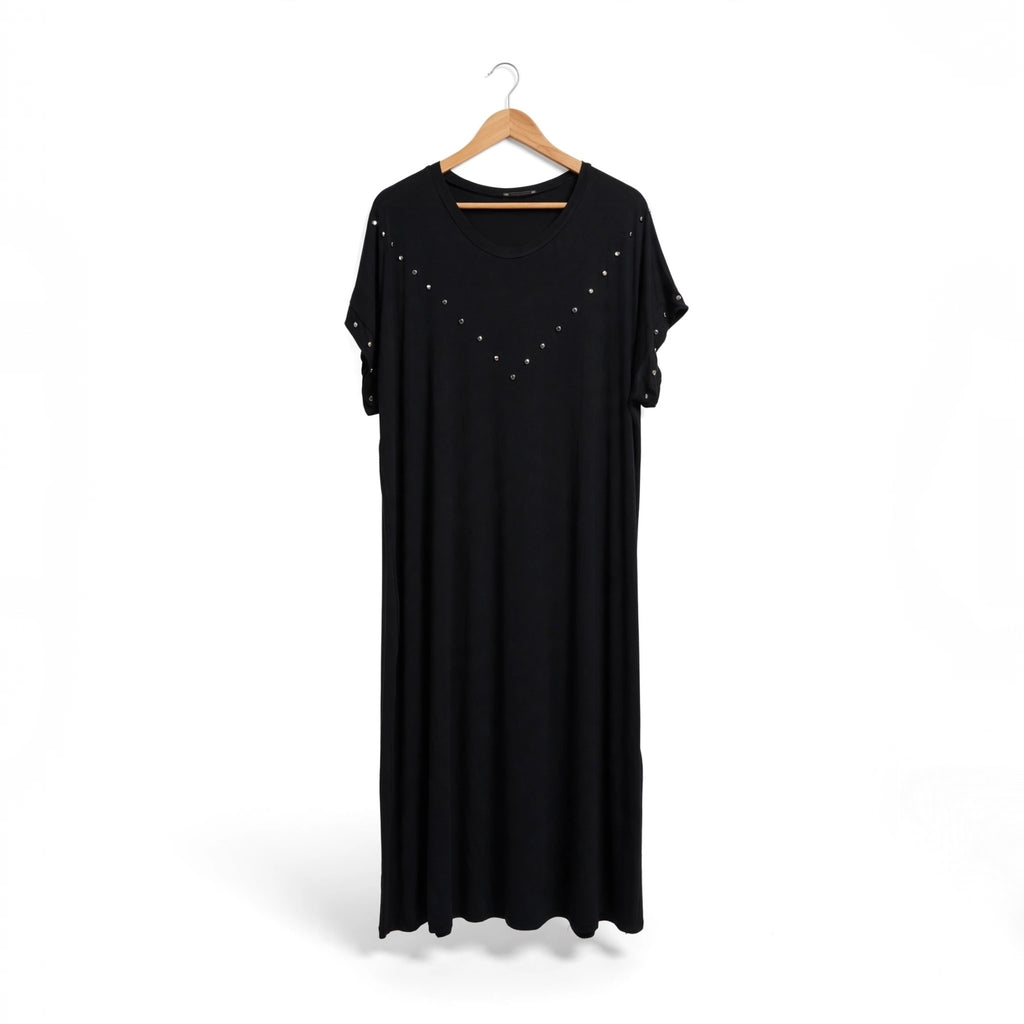 Vestido midi negro las cucadas de erisa de manga corta con tachuelas metálicas en forma de V y aberturas laterales