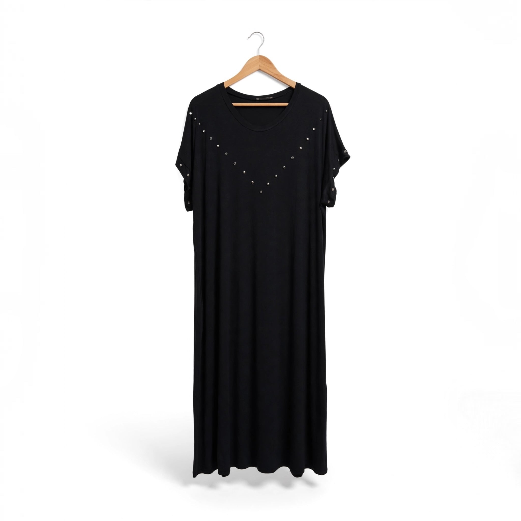 Vestido midi negro las cucadas de erisa de manga corta con tachuelas metálicas en forma de V y aberturas laterales