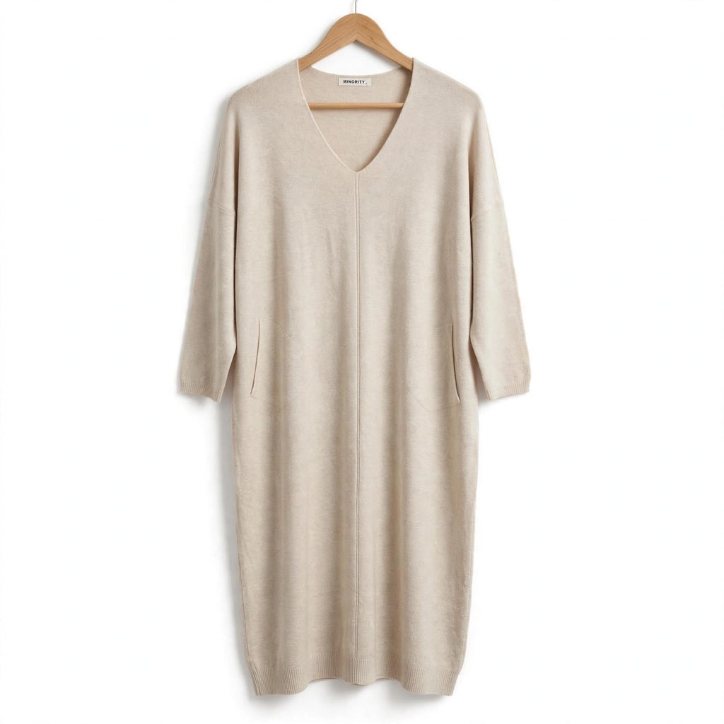 Vestido midi de punto beige arena de las cucadas de erisa con cuello en V, mangas tres cuartos y bolsillos laterales.