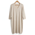 Vestido midi de punto beige arena de las cucadas de erisa con cuello en V, mangas tres cuartos y bolsillos laterales.