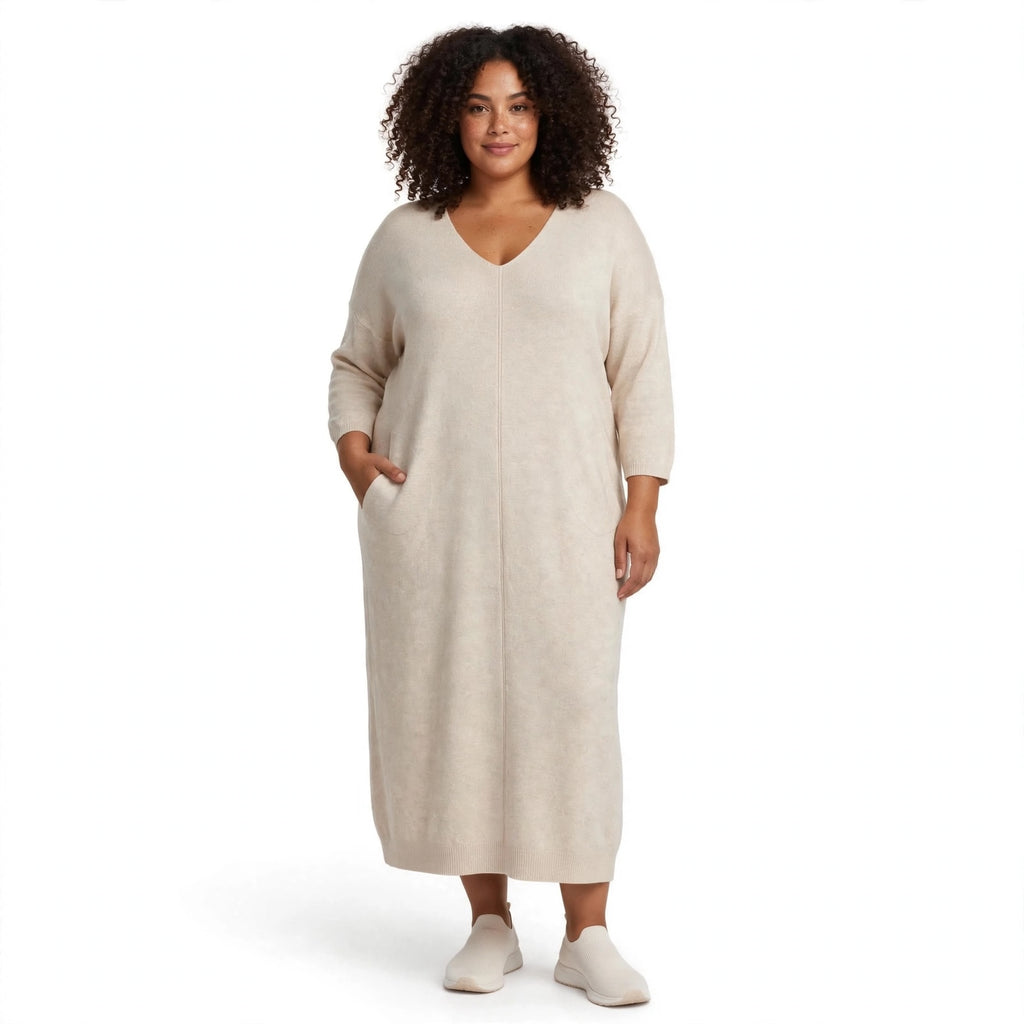 Modelo luciendo vestido midi de punto beige arena de las cucadas de erisa con escote en V y bolsillos laterales