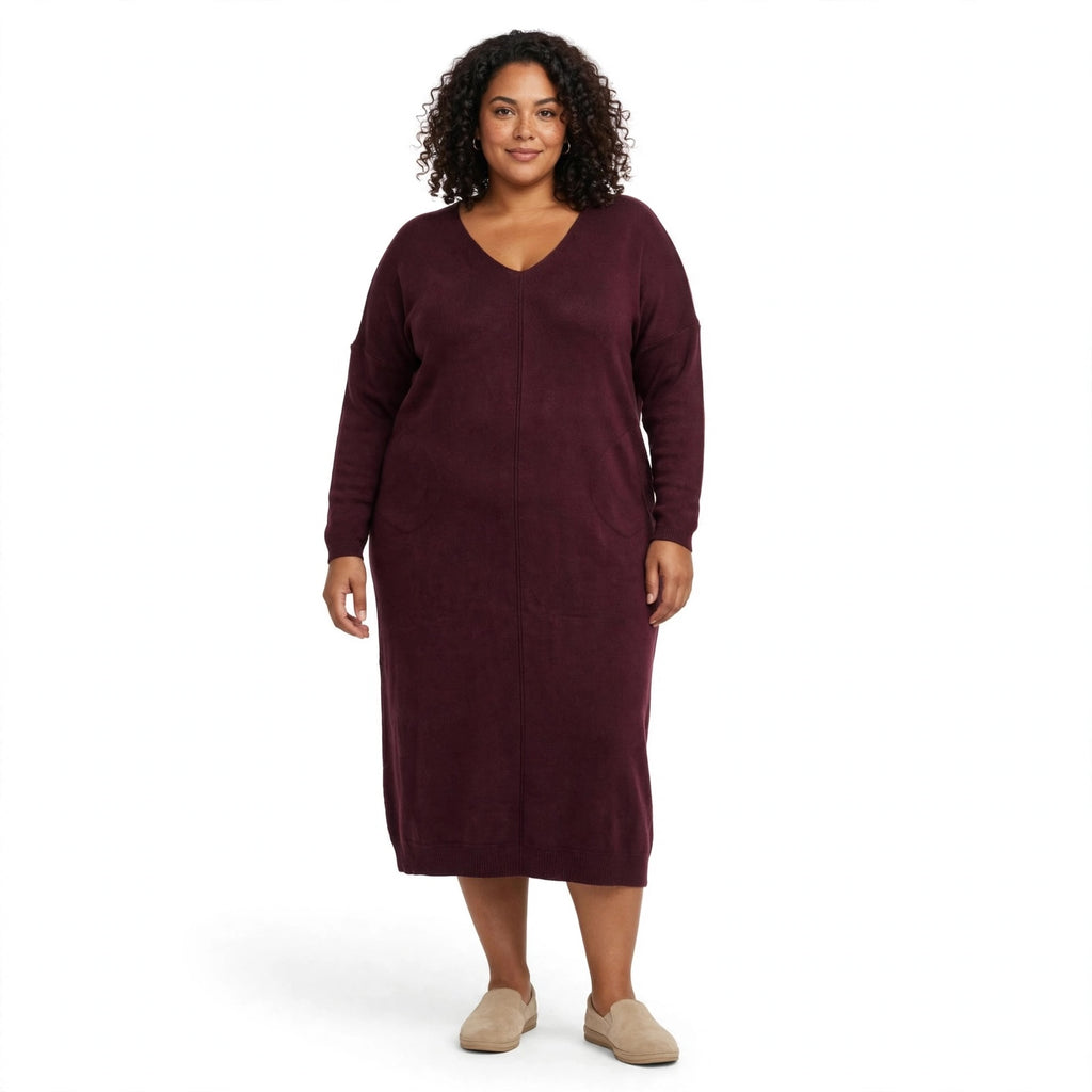 Modelo vistiendo vestido midi de punto burdeos de las cucadas de erisa con escote en pico y bolsillos laterales