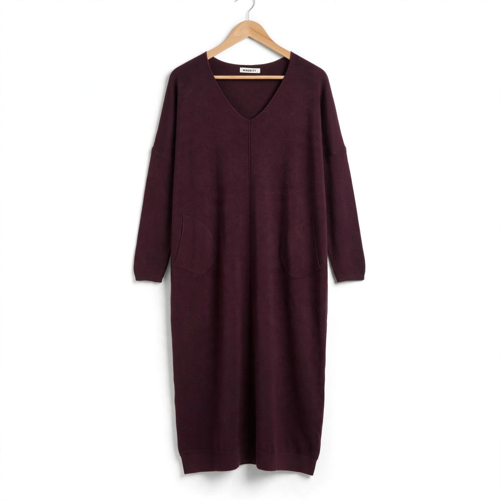 Vestido midi de punto burdeos de las cucadas de erisa con escote en pico, mangas largas y bolsillos laterales.