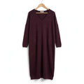 Vestido midi de punto burdeos de las cucadas de erisa con escote en pico, mangas largas y bolsillos laterales.