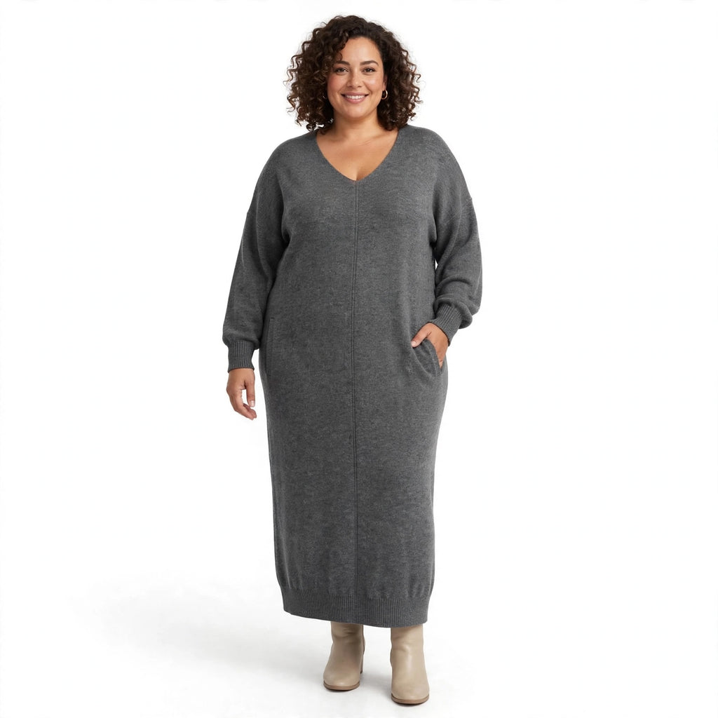 Modelo sonriente vistiendo un vestido midi de punto gris marengo de las cucadas de erisa con escote en V y bolsillos.