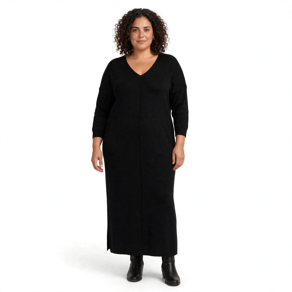 Modelo con vestido midi negro de punto de las cucadas de erisa con escote en V, mangas largas y aberturas laterales.