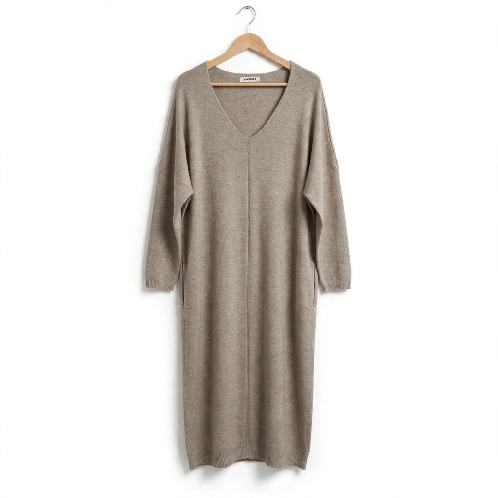 Vestido midi de punto color topo de las cucadas de erisa con escote en V y mangas tres cuartos en percha