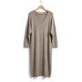 Vestido midi de punto color topo de las cucadas de erisa con escote en V y mangas tres cuartos en percha