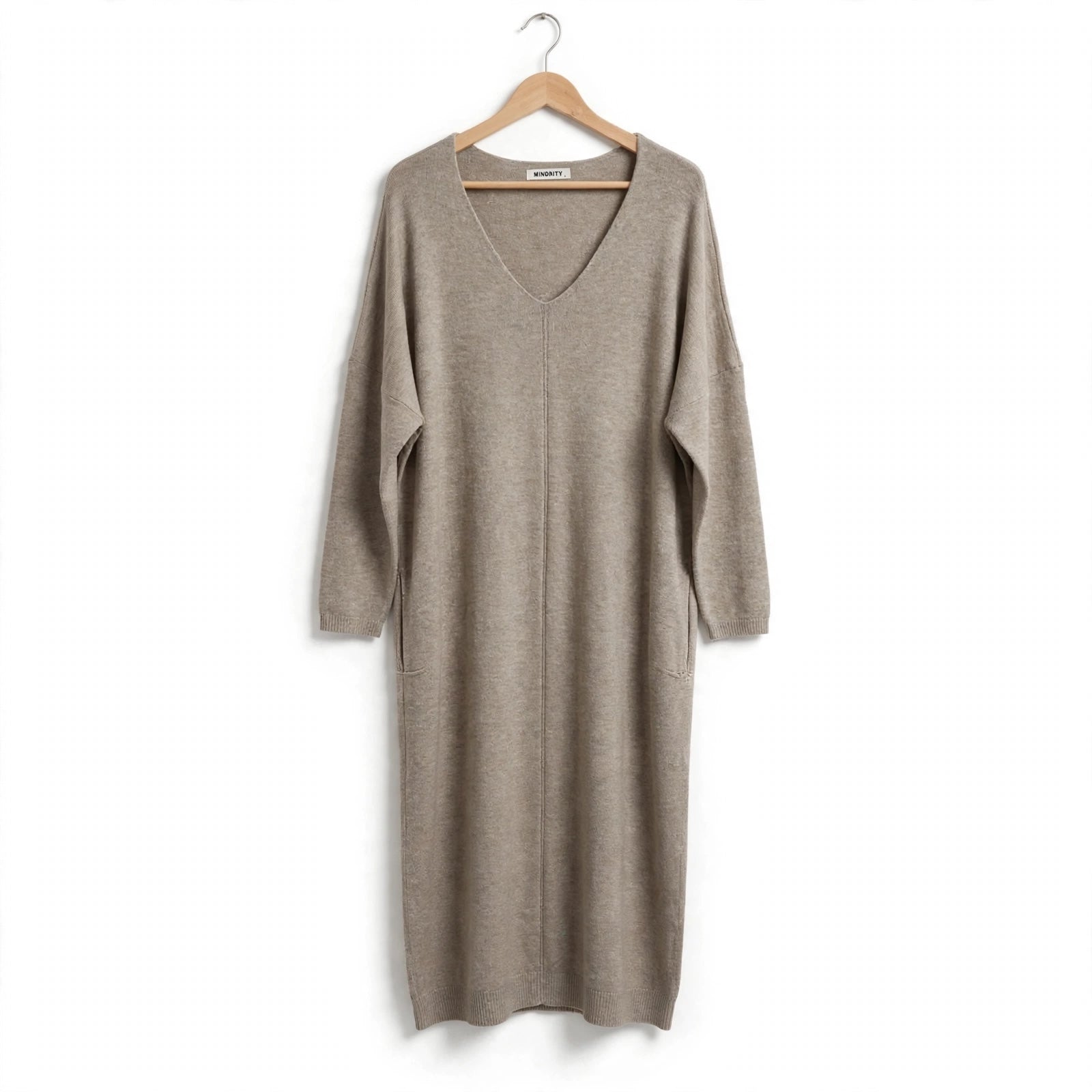 Vestido midi de punto color topo de las cucadas de erisa con escote en V y mangas tres cuartos en percha