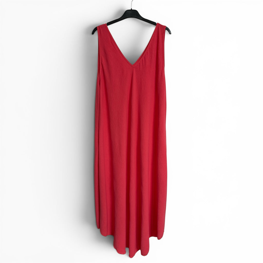 Vestido midi rojo sin mangas de las cucadas de erisa con escote en V y dobladillo redondeado en percha
