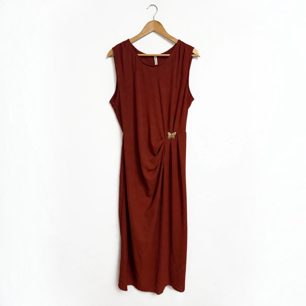 Vestido midi color teja de las cucadas de erisa sin mangas con detalle de broche de mariposa y fruncido lateral