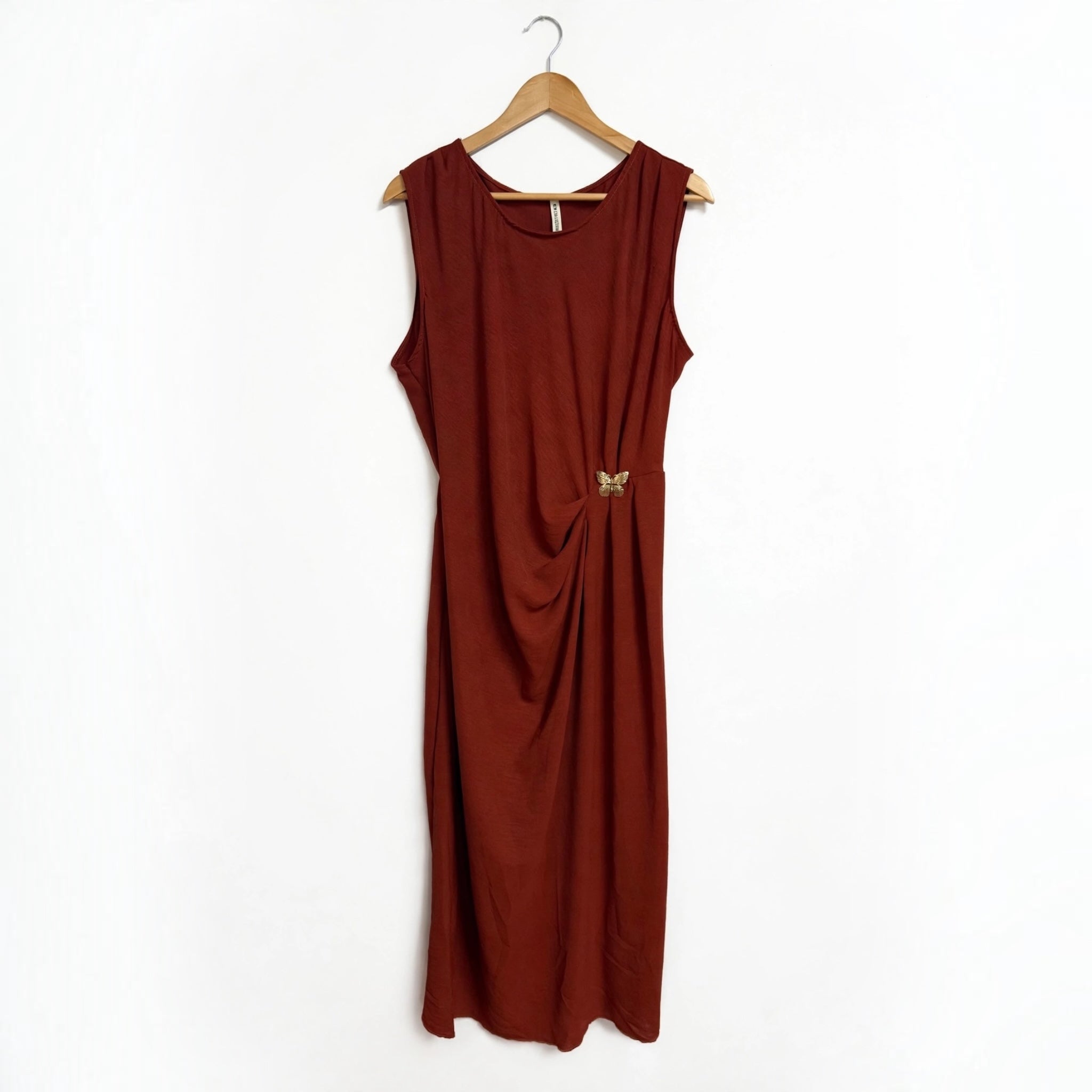 Vestido midi color teja de las cucadas de erisa sin mangas con detalle de broche de mariposa y fruncido lateral