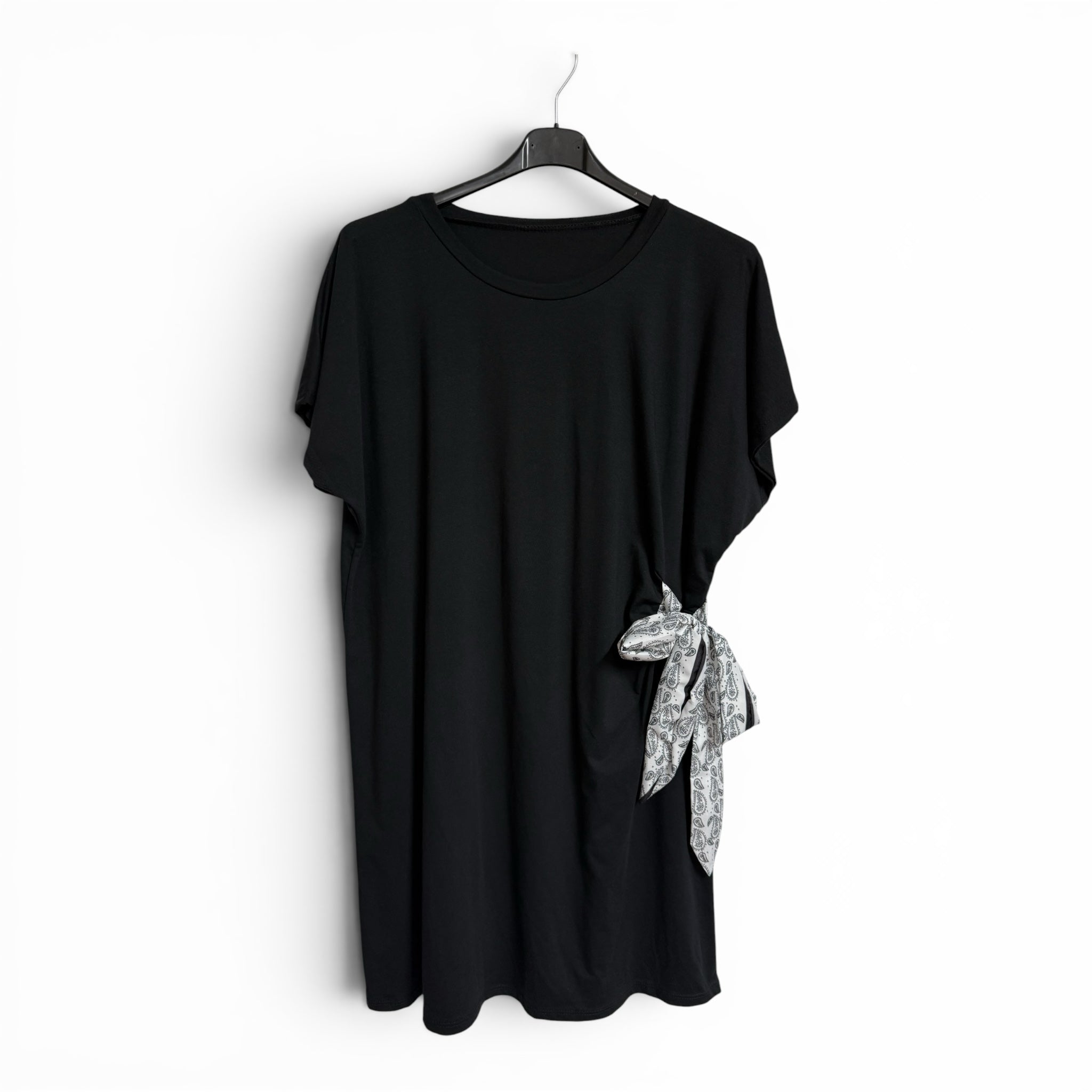 Vestido corto negro las cucadas de erisa con manga corta y detalle de lazo lateral estampado tipo pañuelo