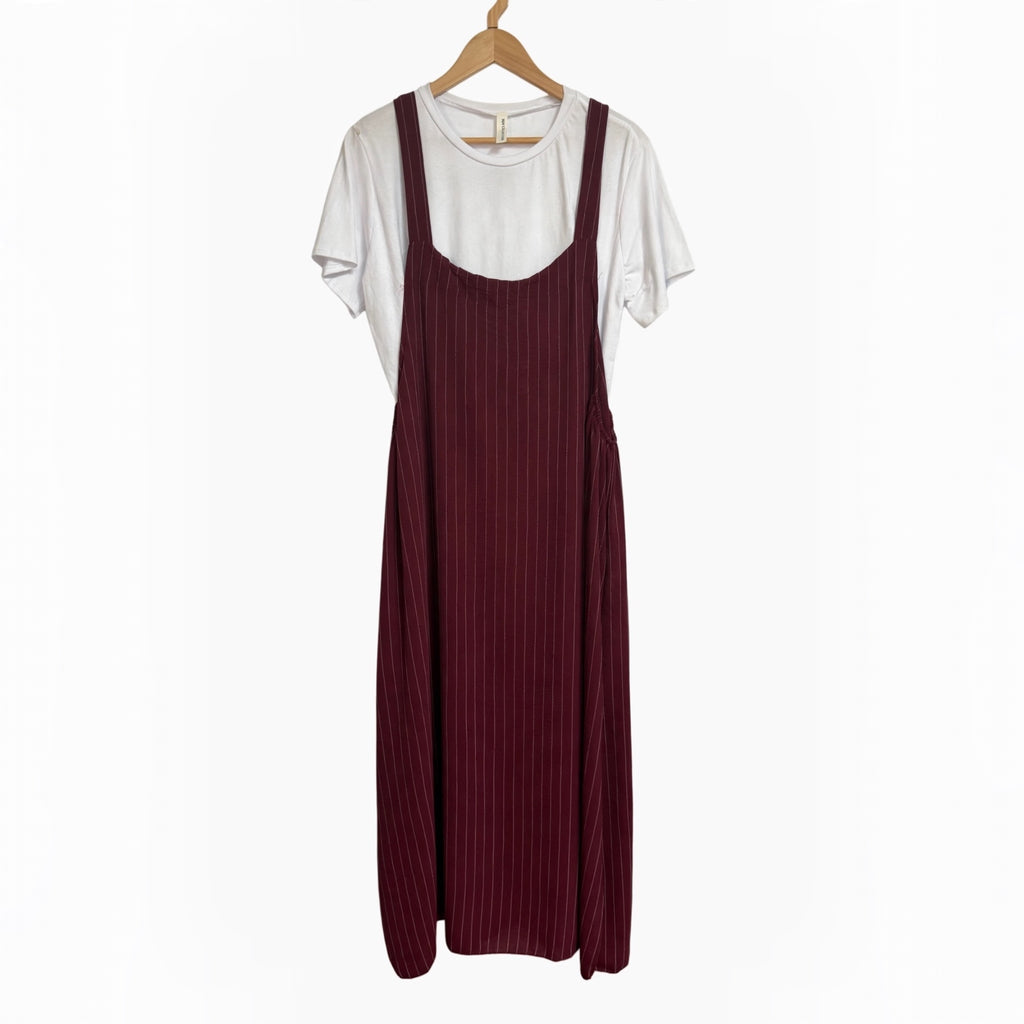 Vestido midi tipo pichi burdeos de rayas con camiseta blanca de las cucadas de erisa en percha