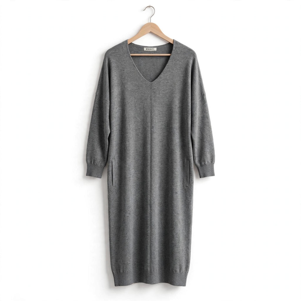 Vestido midi de punto gris marengo de las cucadas de erisa con escote en V, mangas largas y bolsillos laterales.