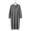 Vestido midi de punto gris marengo de las cucadas de erisa con escote en V, mangas largas y bolsillos laterales.