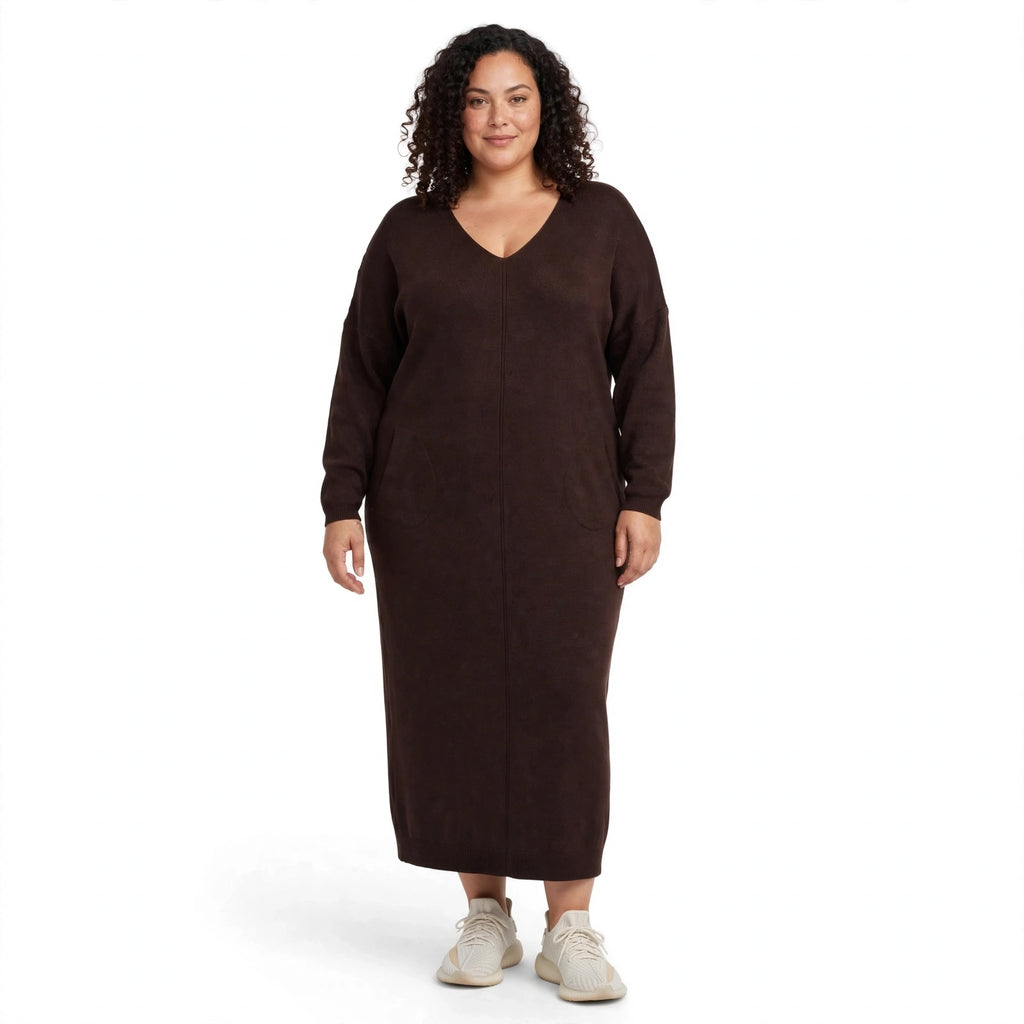 Modelo con vestido midi de punto marrón chocolate las cucadas de erisa con cuello en V, mangas largas y bolsillos