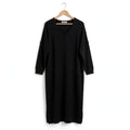 Vestido midi de punto negro las cucadas de erisa con escote en V, manga larga y aberturas laterales en percha