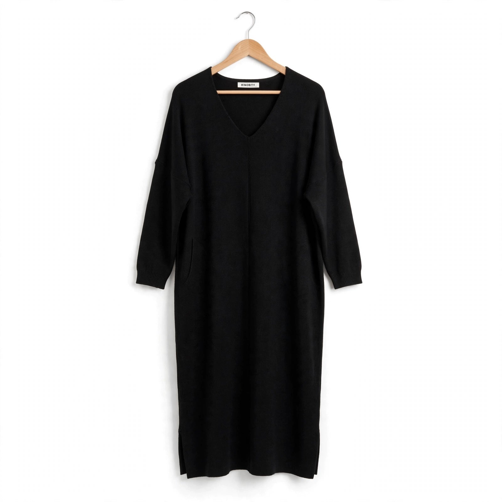 Vestido midi de punto negro las cucadas de erisa con escote en V, manga larga y aberturas laterales en percha
