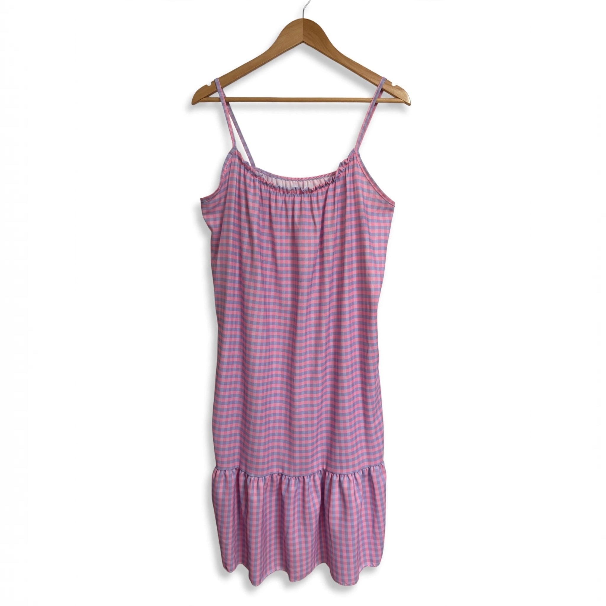 Vestido midi de tirantes las cucadas de erisa con estampado de cuadros vichy en tonos rosa y azul y bajo con volante