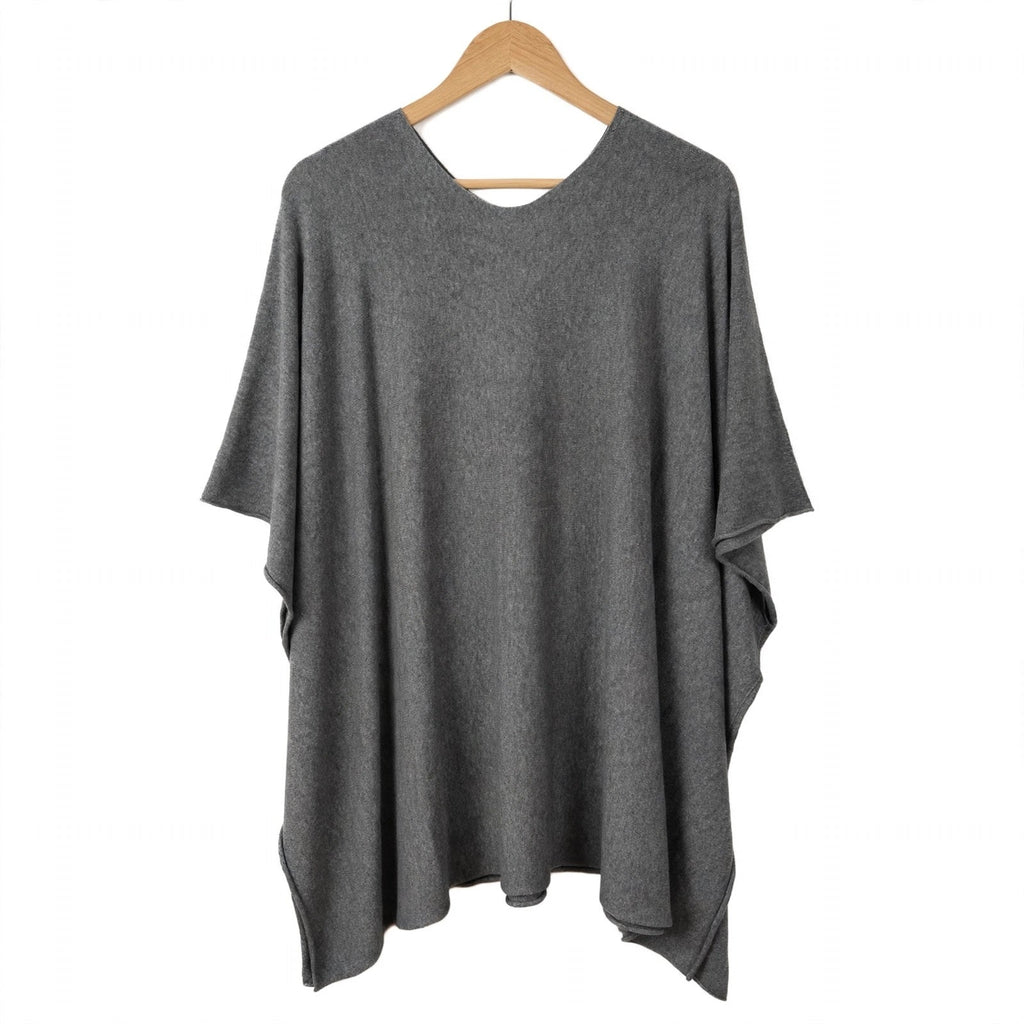 Poncho de punto curvy gris marengo con cuello en V - Las Cucadas