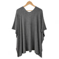 Poncho de punto curvy gris marengo con cuello en V - Las Cucadas