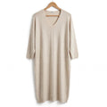 Vestido Largo De Punto Beige Con Cuello En V - Las Cucadas