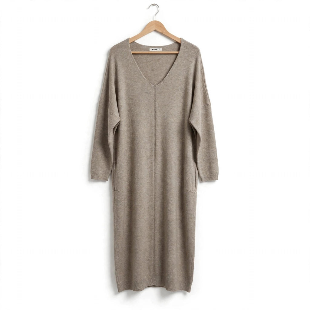 Vestido Largo De Punto Taupe Con Cuello En V - Las Cucadas